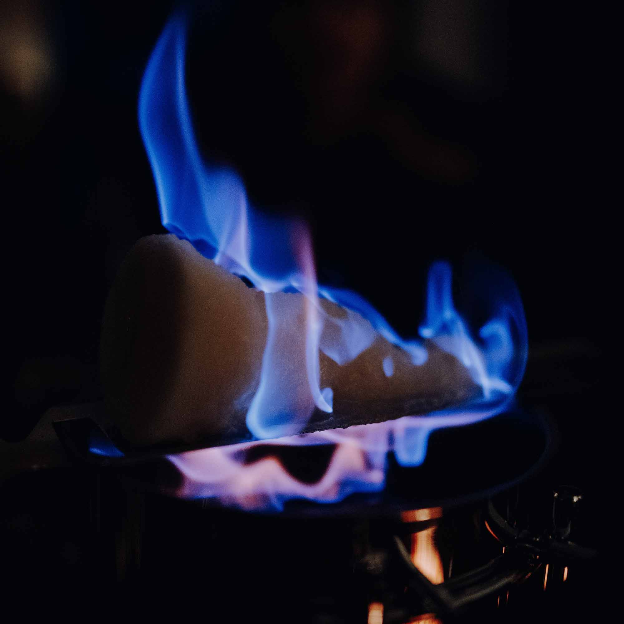 Eine Feuerzangenbowle mit Zuckerhut.