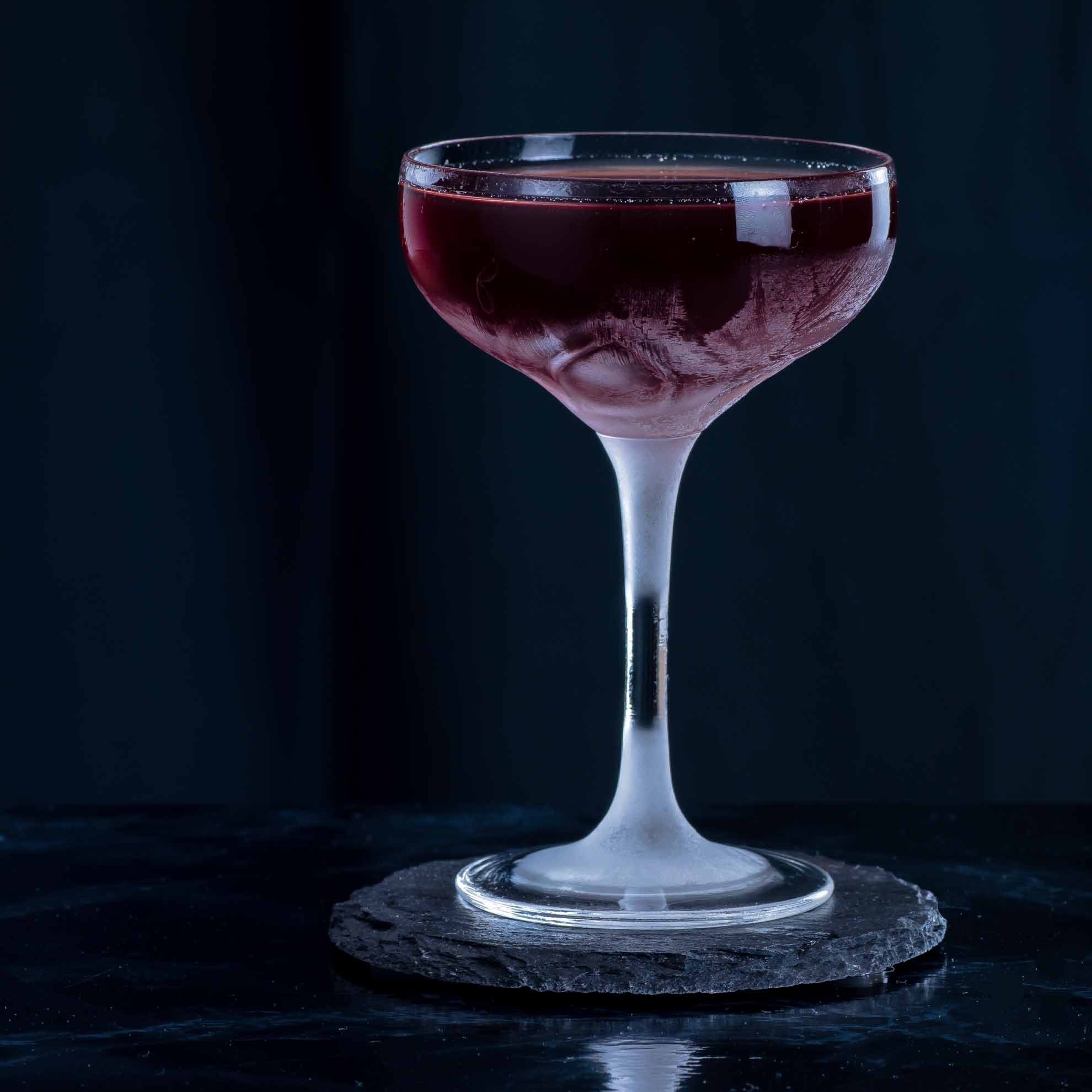 Ein Remember the Maine Cocktail mit Rye Whiskey, Wermut, Kirschlikör und Absinth.