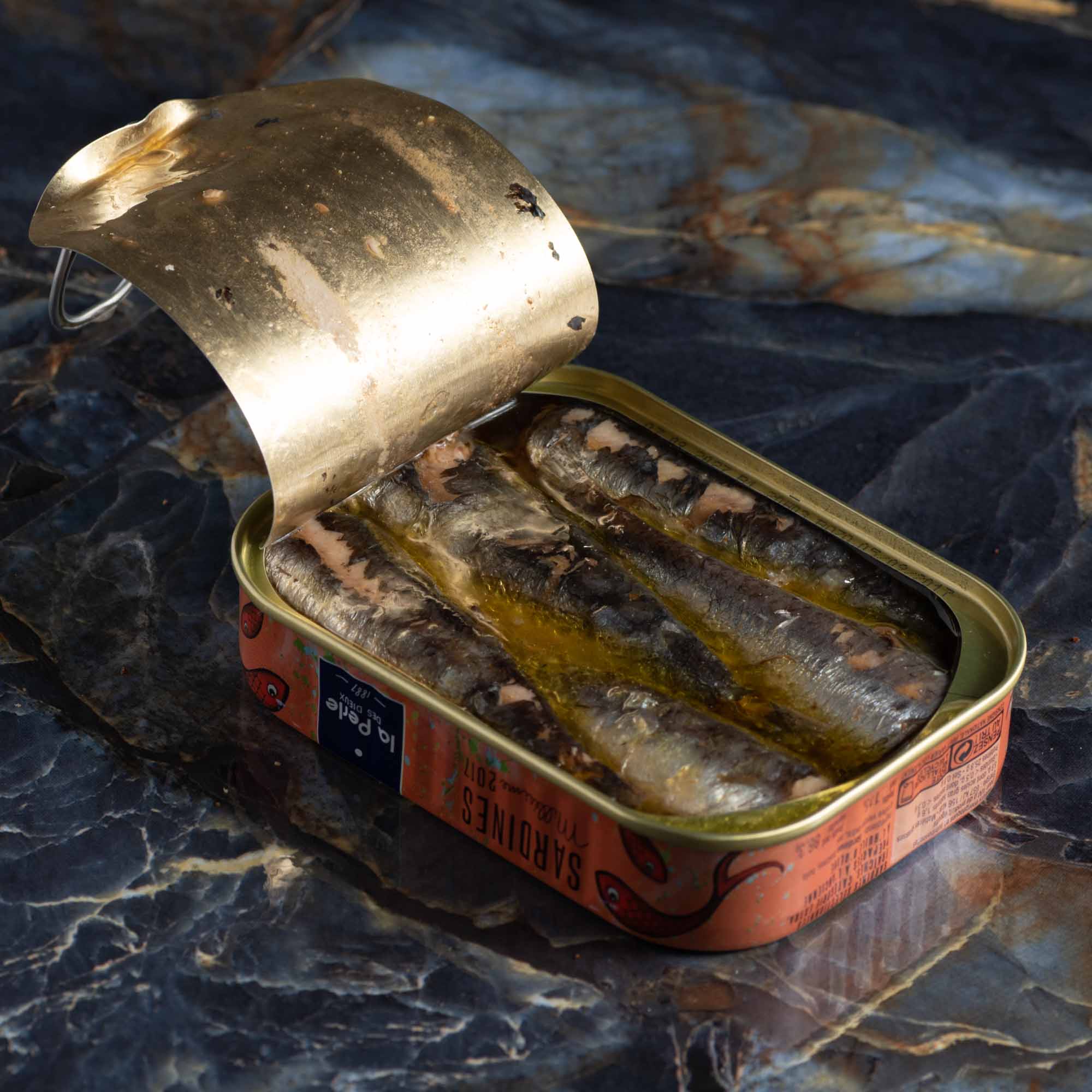 Poisson, huile, sel - c'est tout ce qu'il y a dans la boîte pour la plupart des bonnes sardines.