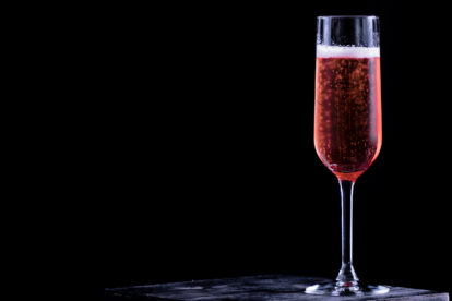 Ein Kir Royal Cocktail aus Cassis und Champagner.