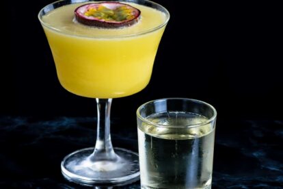 Ein Porn Star Martini aus Passionsfrüchten, Vodka, Vanille-Sirup und einem Champagner-Shot.