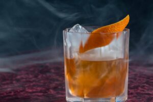 Ein Smoked Maple Old Fashioned Cocktail.