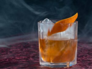 Ein Smoked Maple Old Fashioned Cocktail.