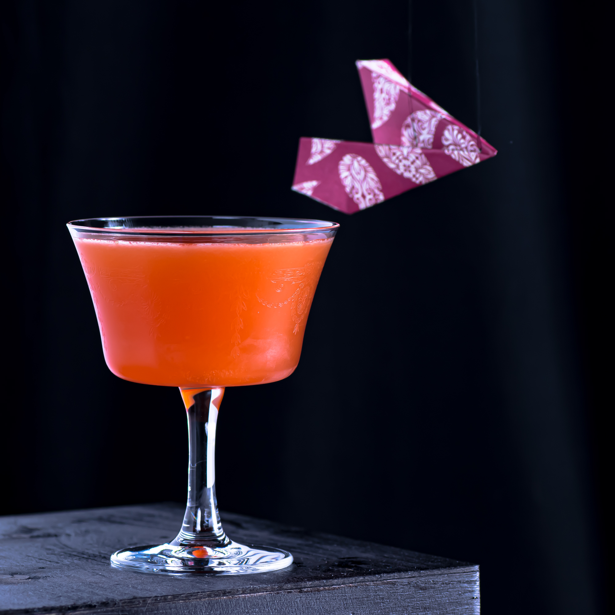 Ein Paper Plane Cocktail mit Aperol, Bourbon, Amaro und Zitronensaft.