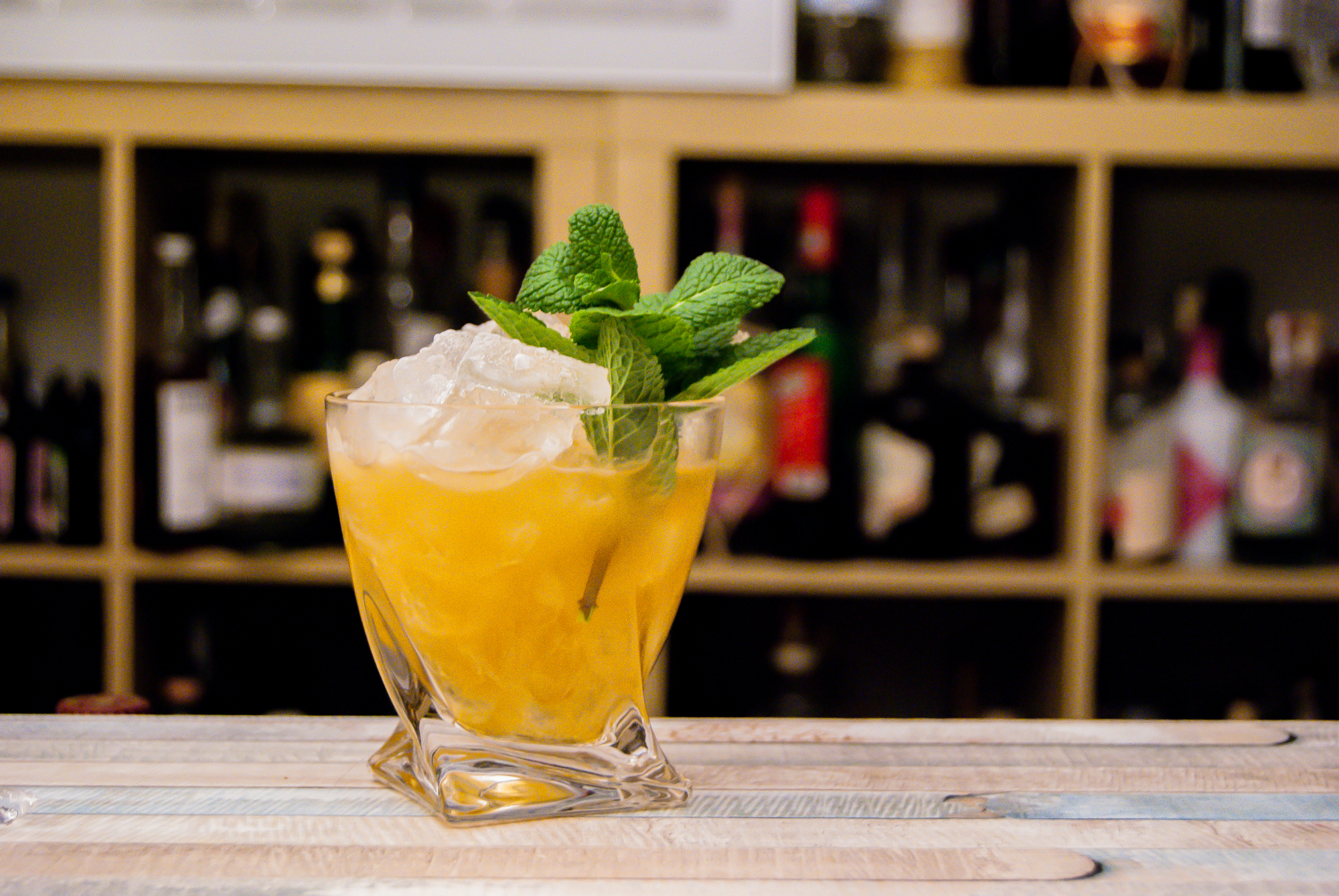 Un cocktail Stinger avec crème de menthe, cognac et menthe sur glace pilée.