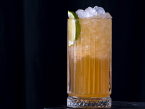 Ein Tiefseetaucher Cocktail mit Rum. Rum, Rum, Triple Sec und Limette.