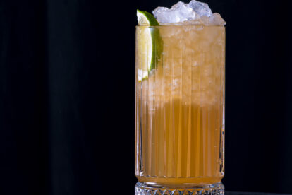 Ein Tiefseetaucher Cocktail mit Rum. Rum, Rum, Triple Sec und Limette.