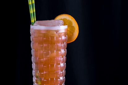 Der Touchdown Cocktail mit Wodka, Maracujasaft, Zitronensaft und Apricot Brandy.