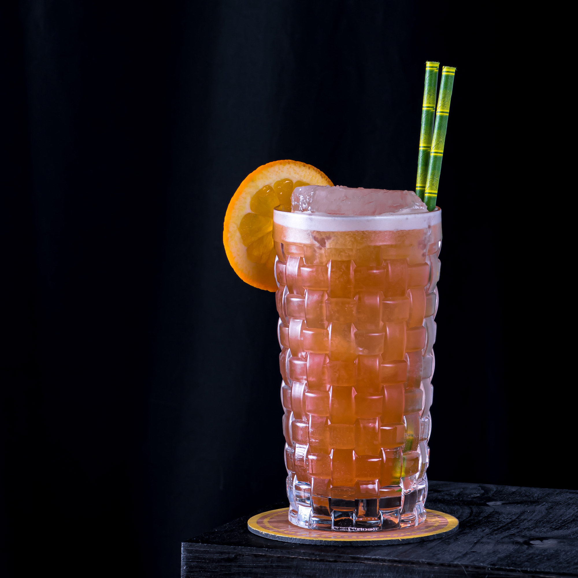 Un cocktail dans un verre long drink.