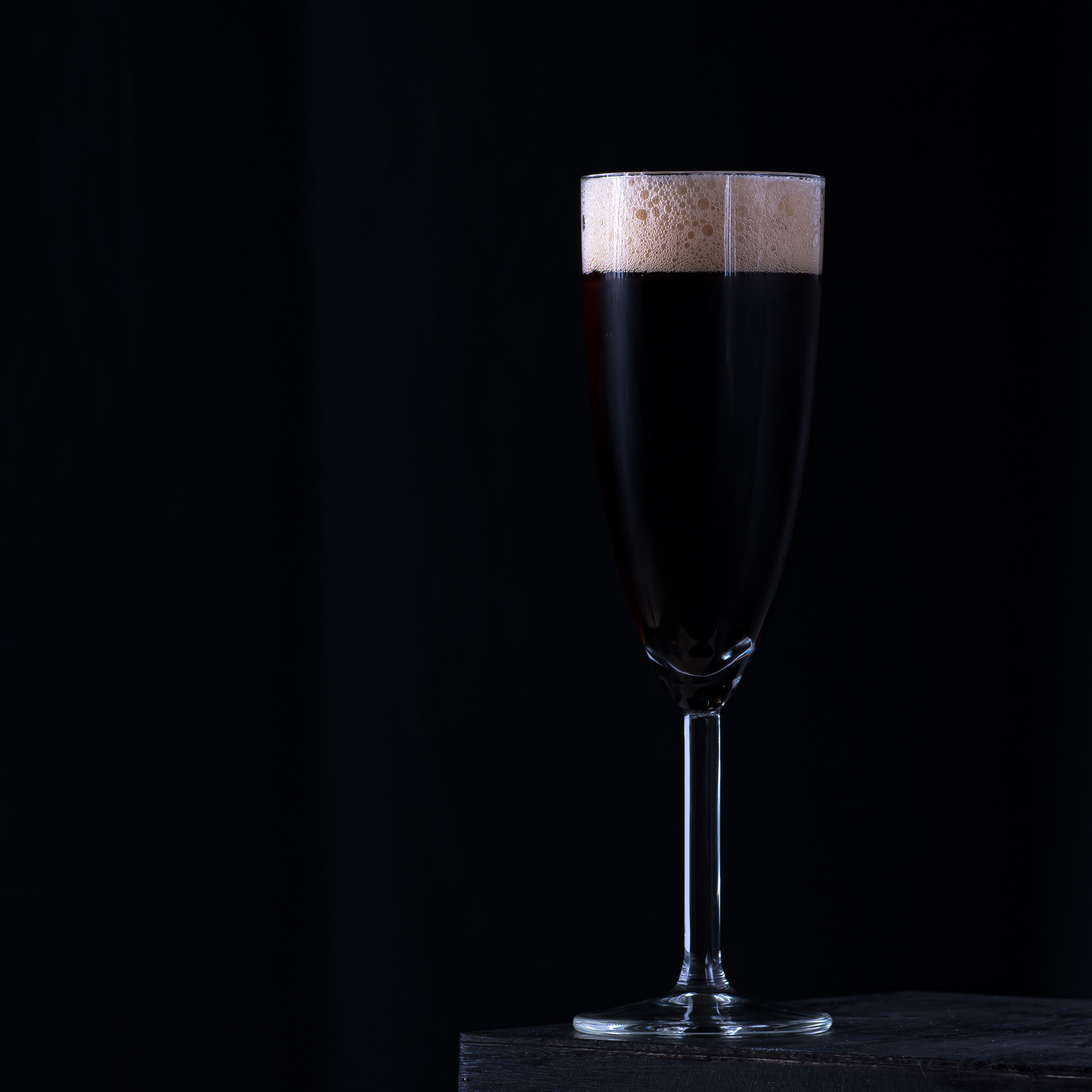 Ein Black Velvet Cocktail aus Bier und Schaumwein.