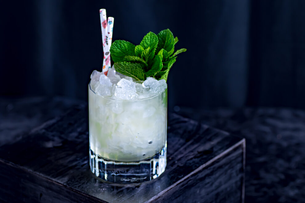 Ein Daisy de Santiago Cocktail mit Rum, Chartreuse, Limette.