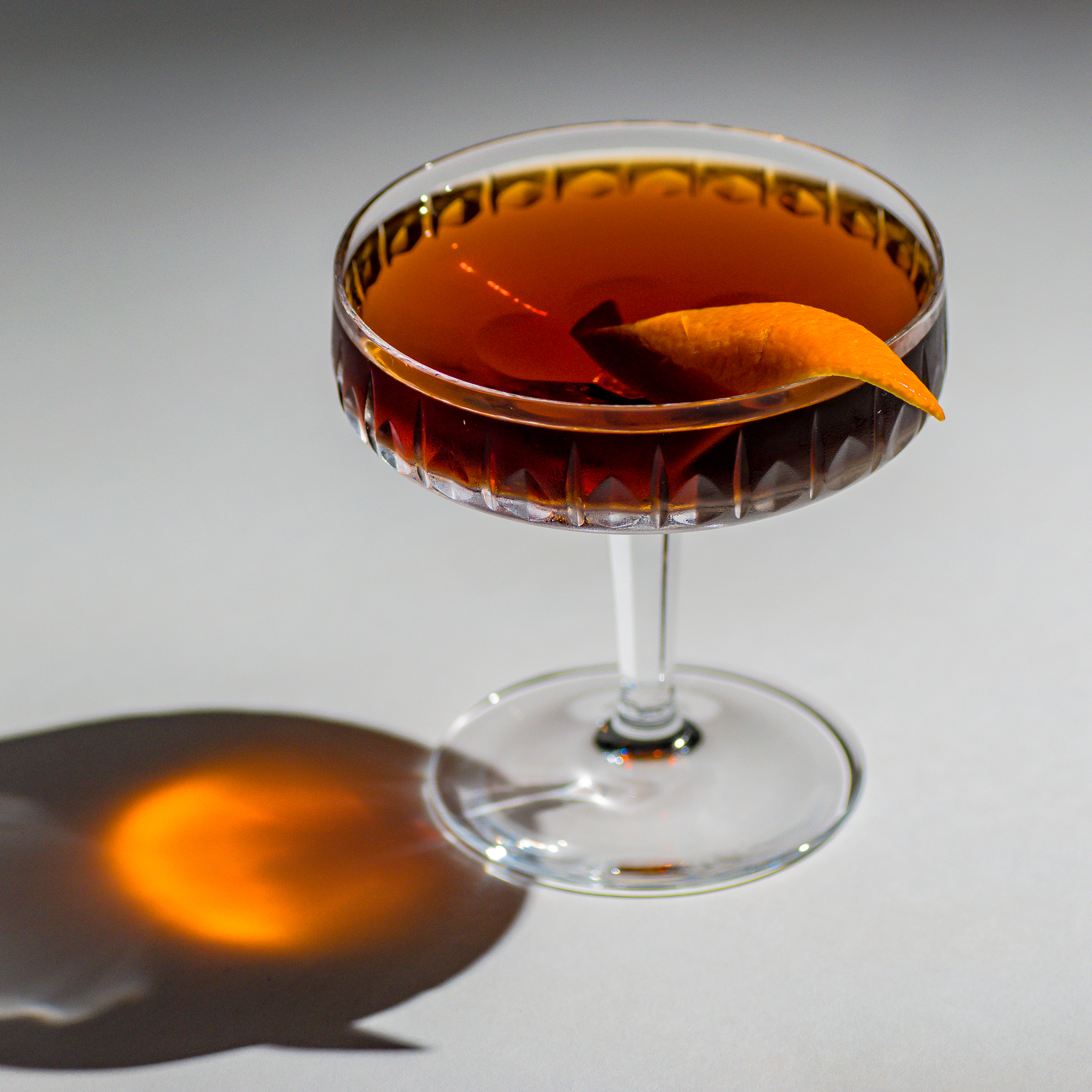 Ein Hanky Panky Cocktail mit Wermut, Gin und Fernet Branca.