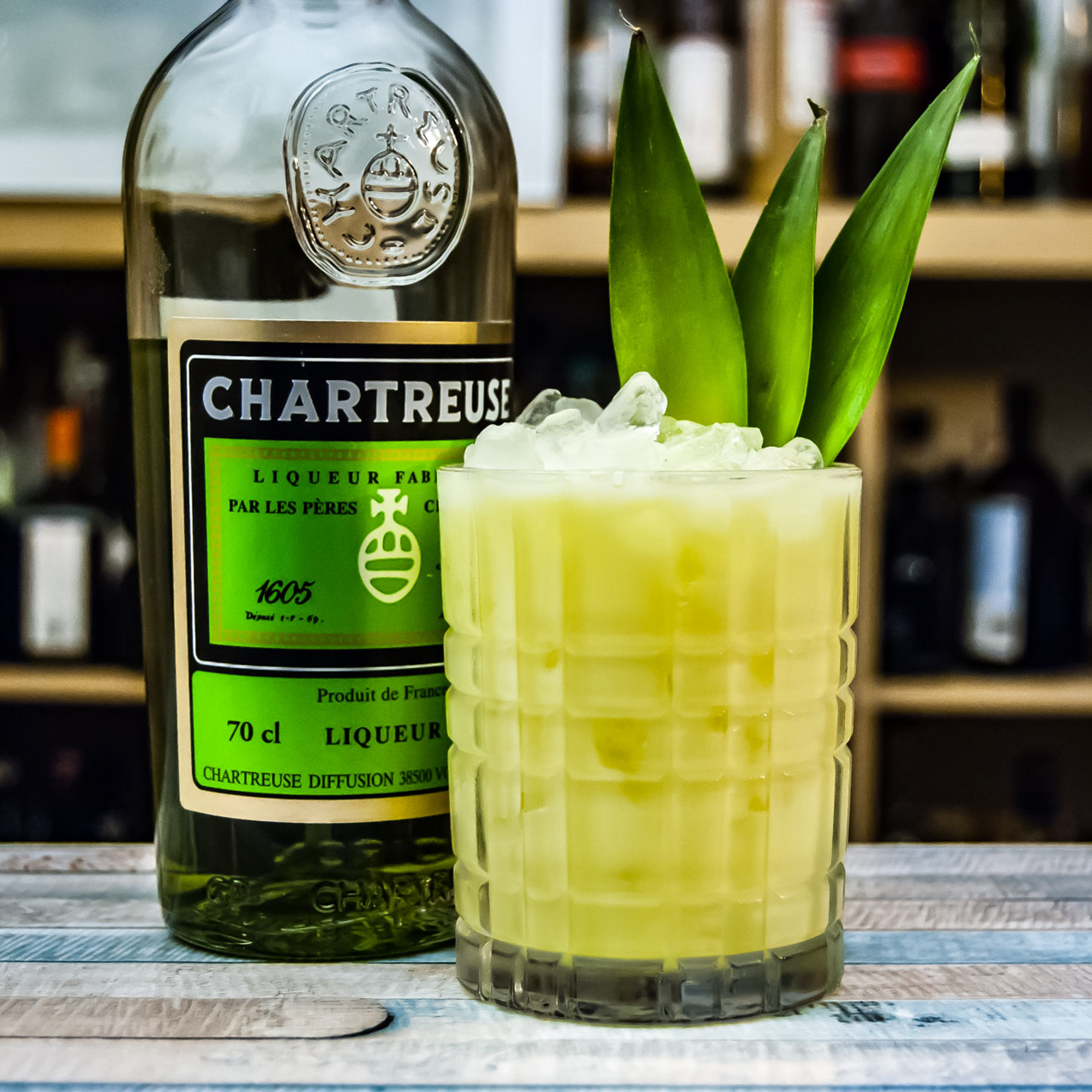 Die Piña Verde ist im Wesentlichen eine Piña Colada mit Chartreuse Verte statt Rum.