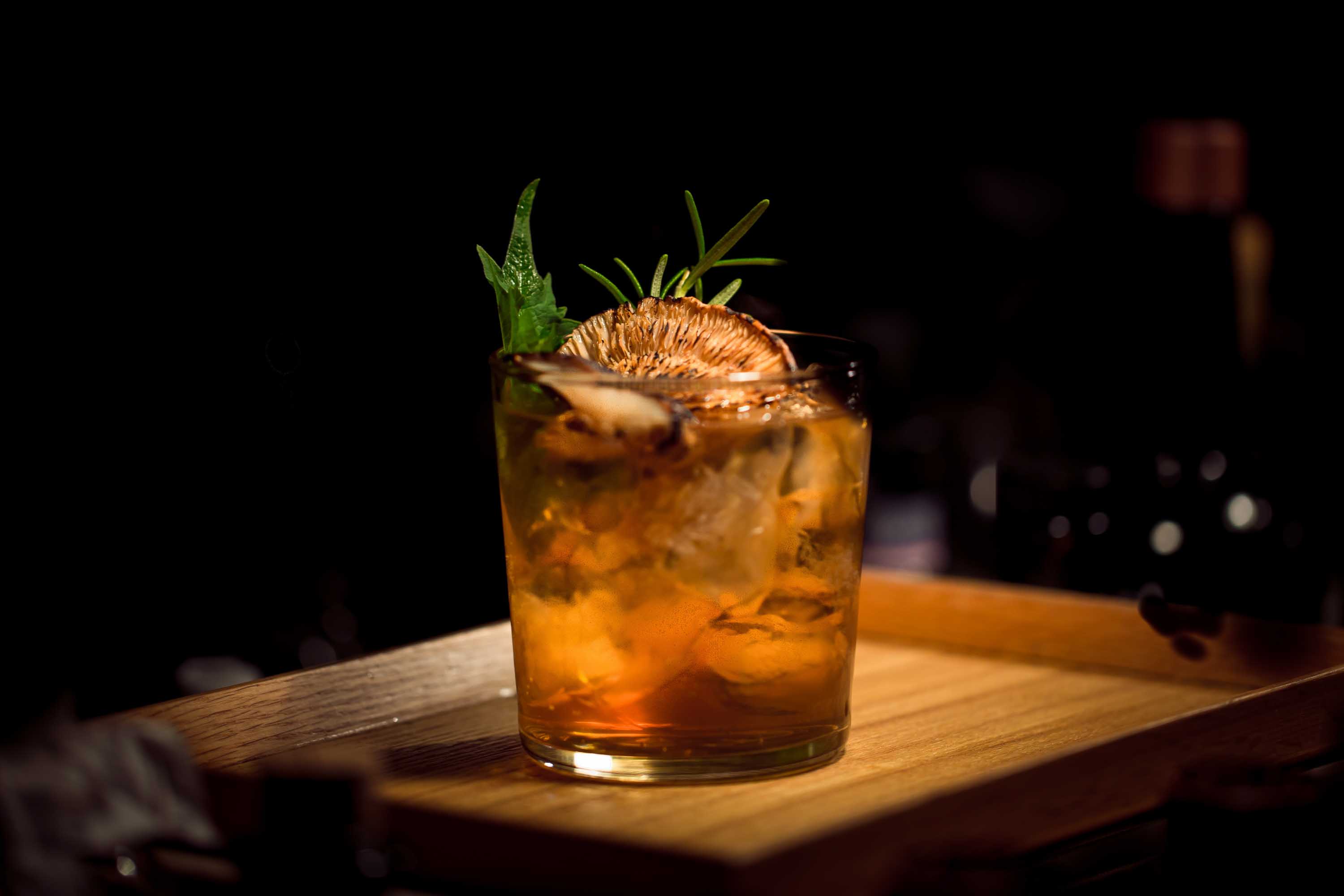 Ein Cocktail mit Kräutern und Pilzen.