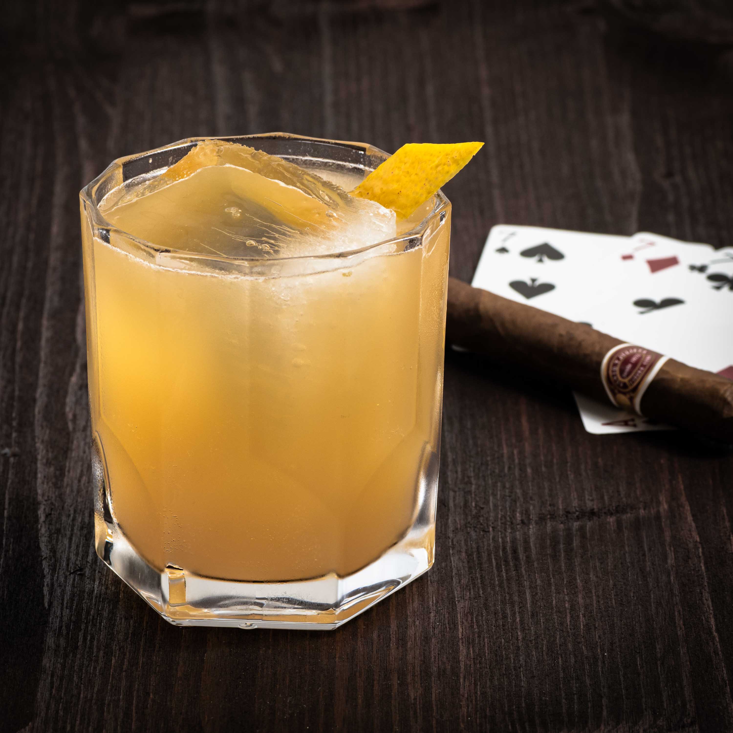 Le Belzébuth avec whisky bourbon, mezcal, amaro, orgeat et jus de citron.