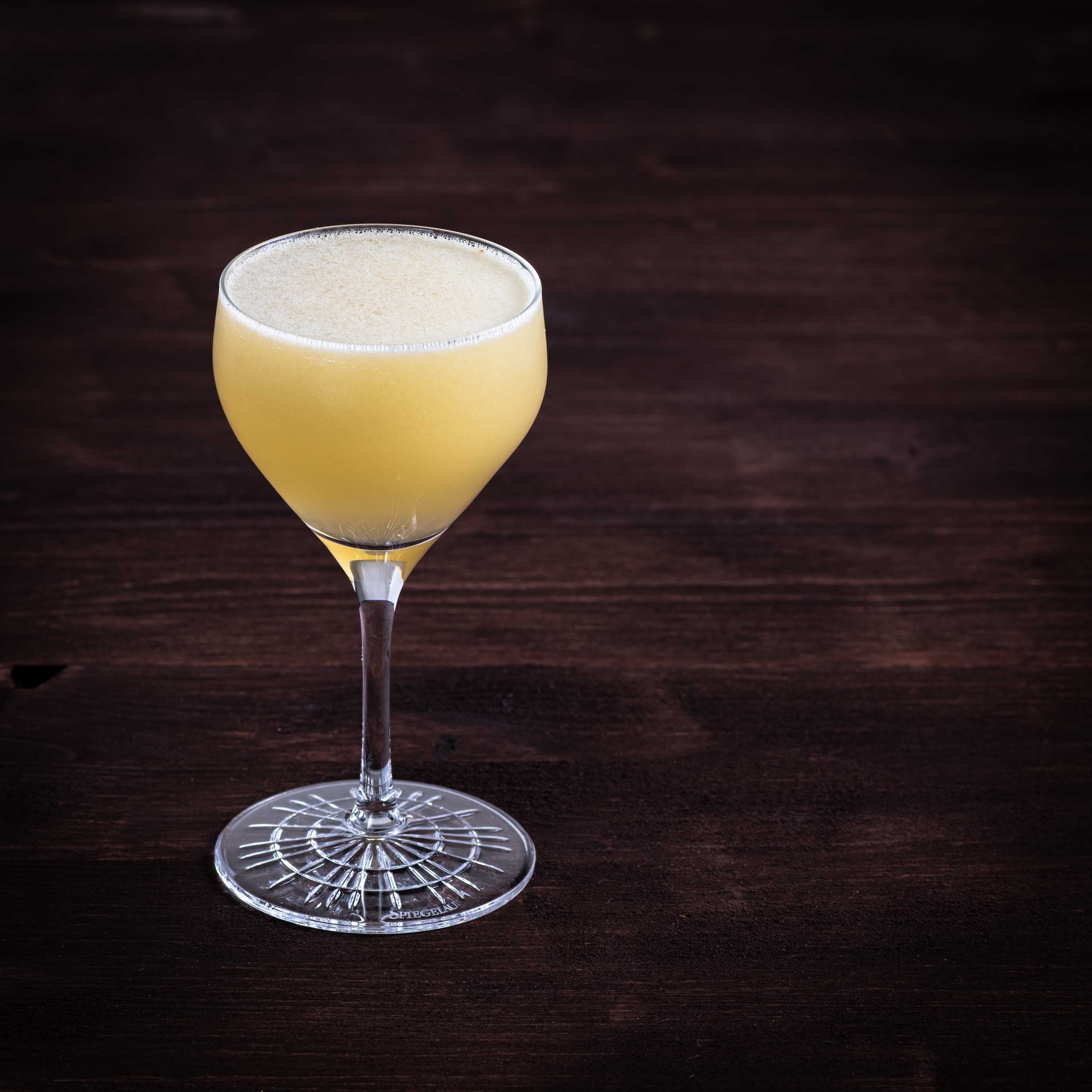 Ein Final Ward Cocktail mit Rye Whiskey, Maraschino, Chartreuse und Zitrone.