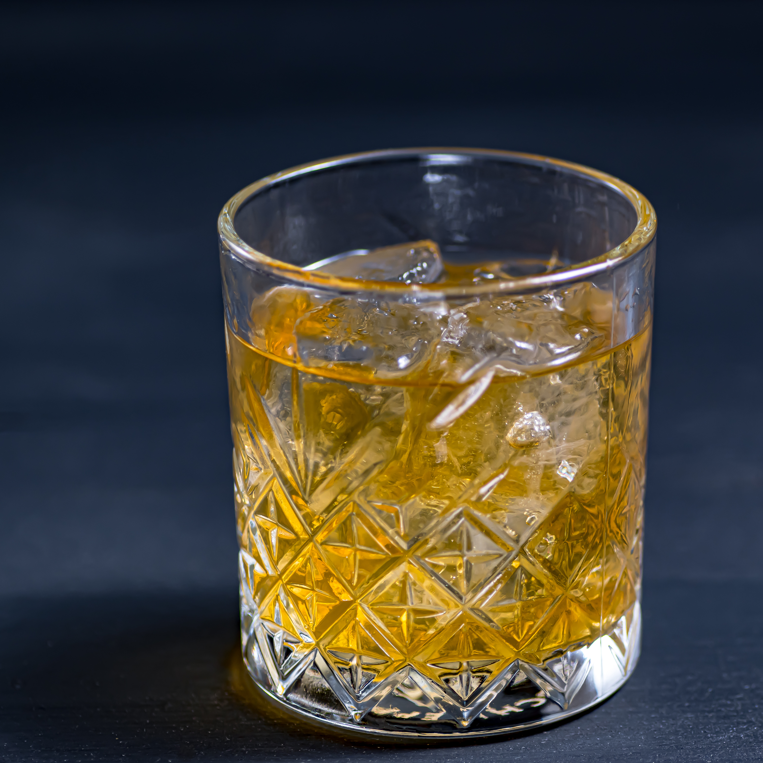 Un cocktail Parrain avec Scotch Whisky et Amaretto.