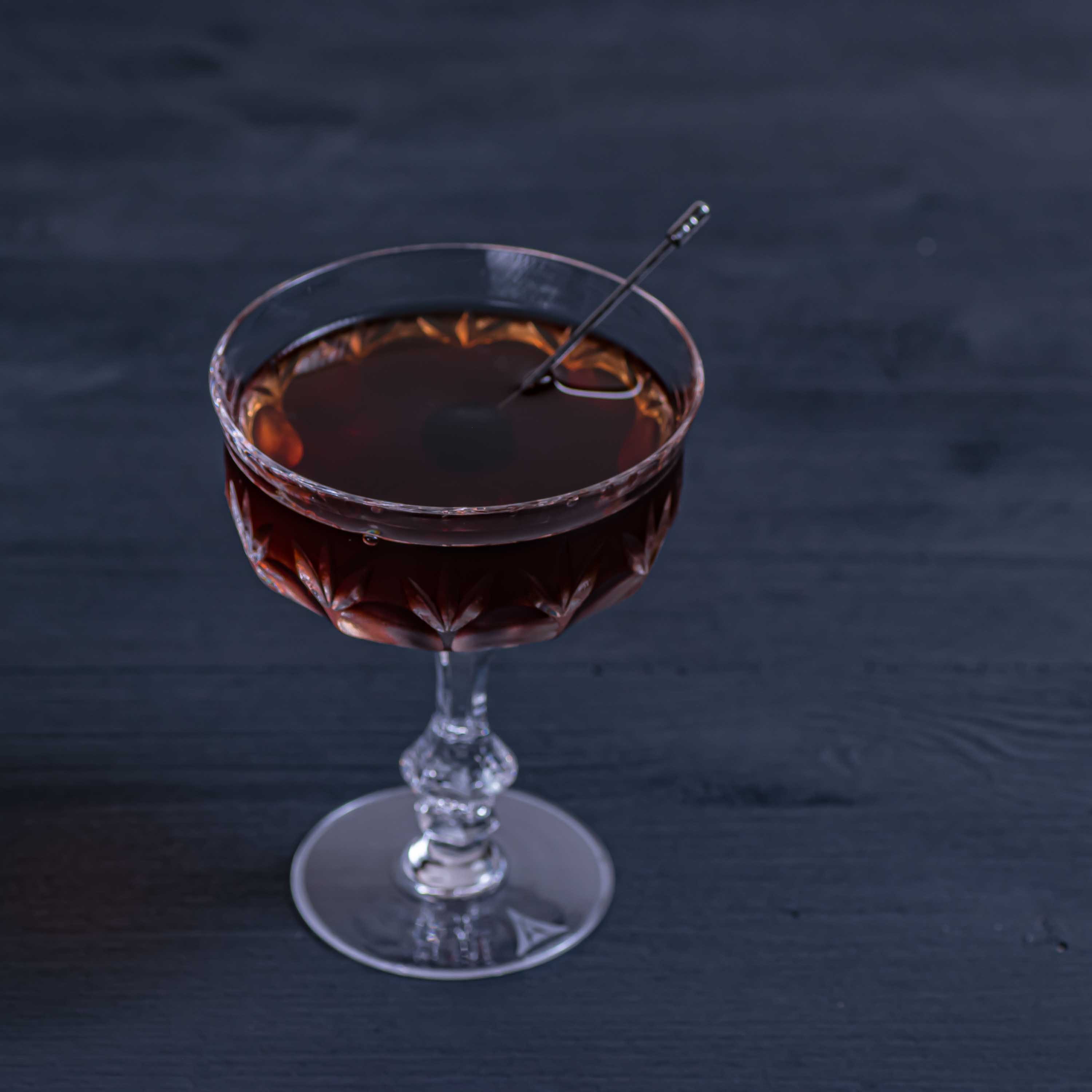 Ein Rob Roy Cocktail mit Scotch, italienischem Wermut und Angostura Bitters.