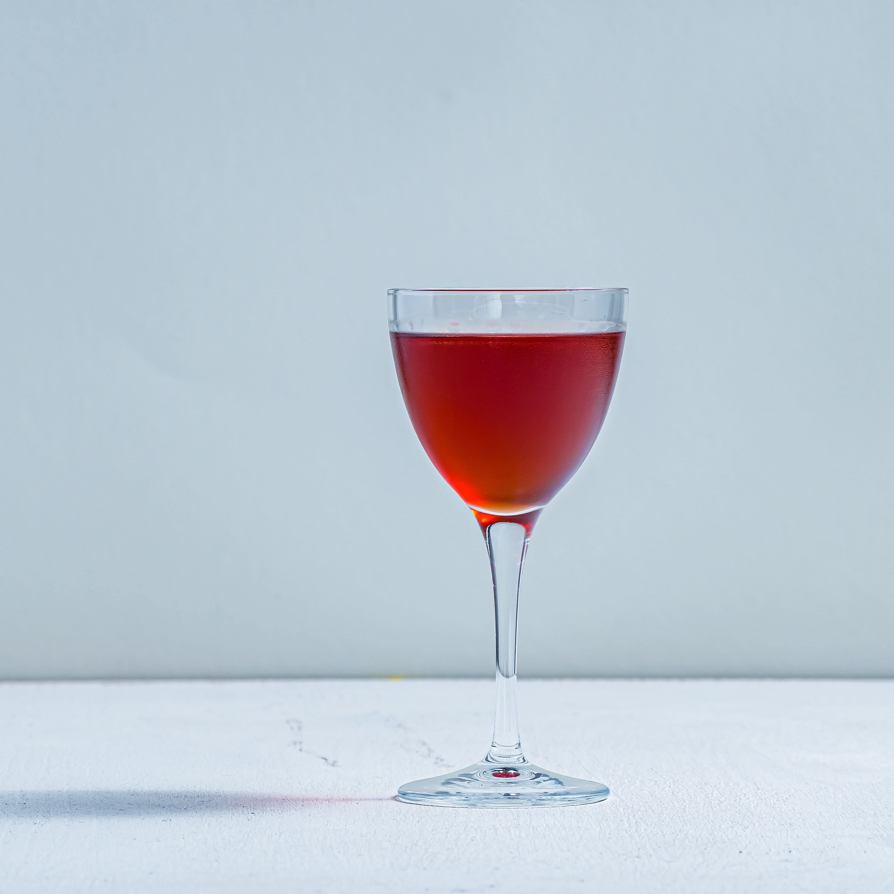 Ein Sergioe Leone Cocktail mit Reposado Tequila, rotem Wermut, Blutorangenlikör und Bitters.