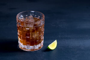 Ein Quarter Deck Cocktail mit Rum, PX Sherry und Limette.