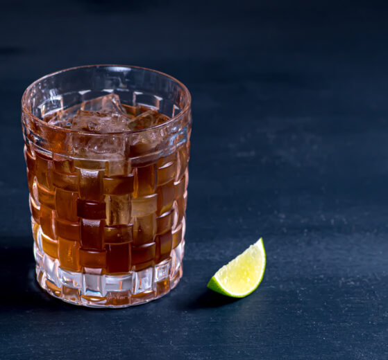 Ein Quarter Deck Cocktail mit Rum, PX Sherry und Limette.