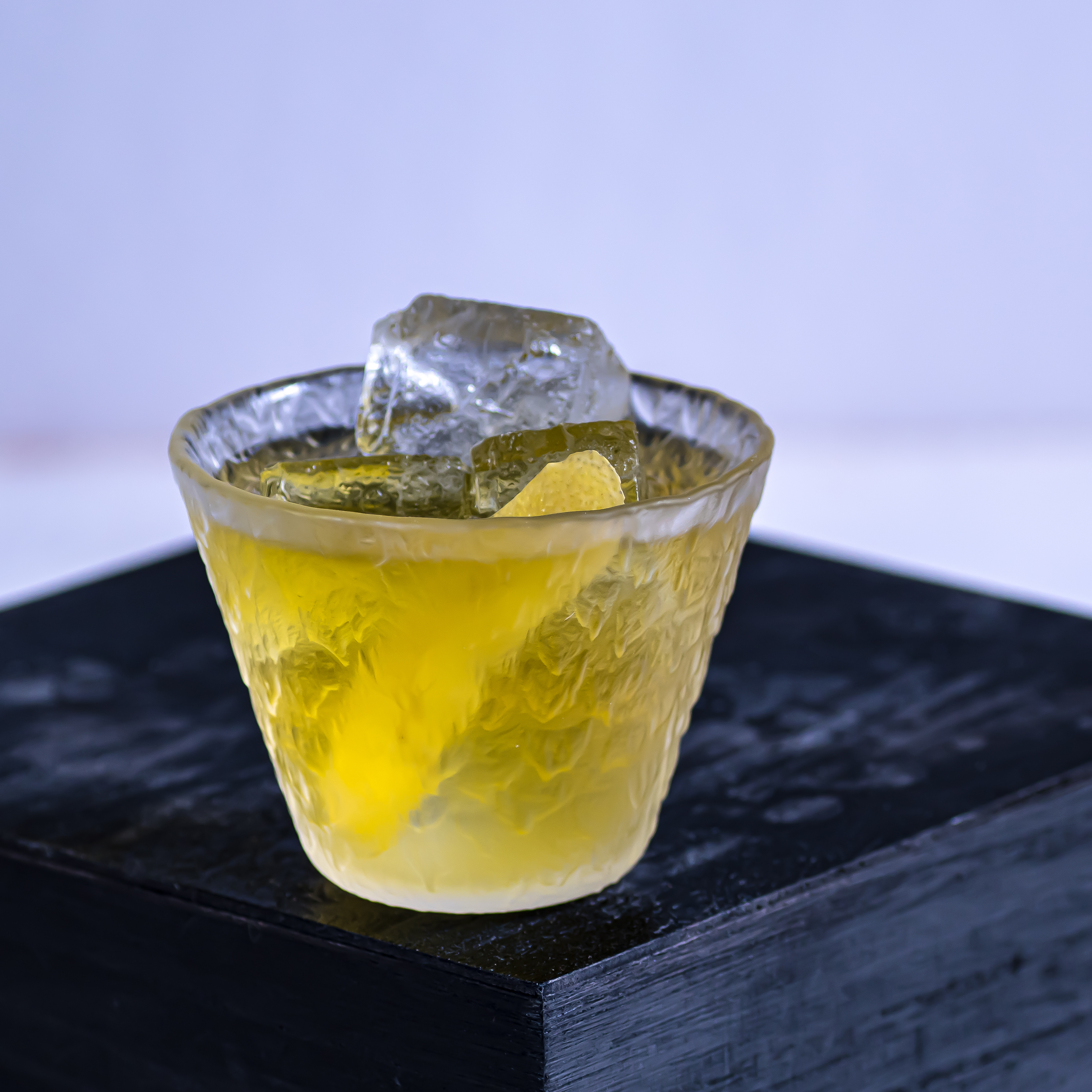 Le cocktail Dreadlock Holiday se compose de rhum jamaïcain, de Suze, de vermouth blanc et de liqueur d'ananas.