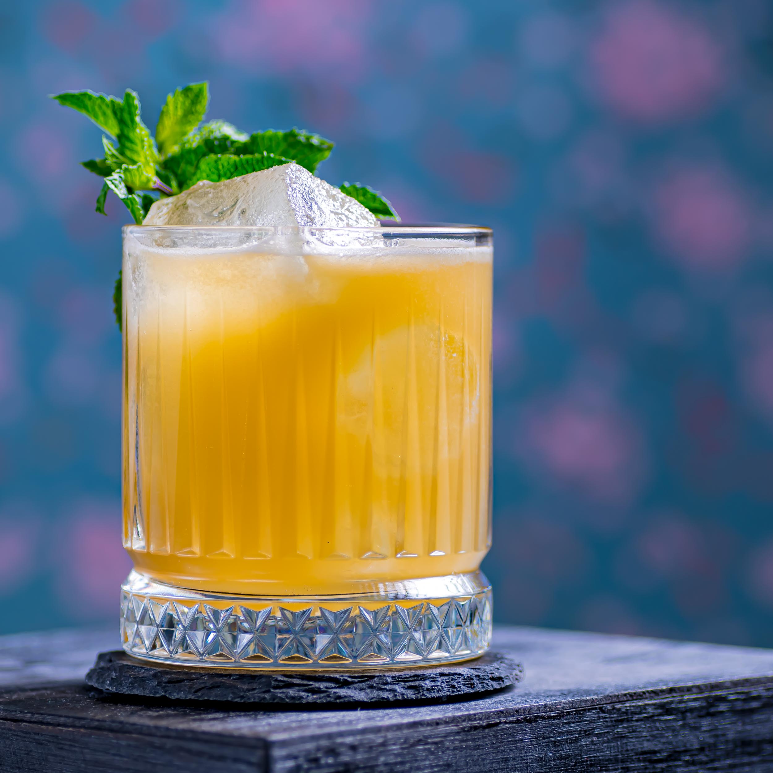Ein Morning Melancholia Cocktail mit Cognac, Chartreuse, Orgeat und Limettensaft.