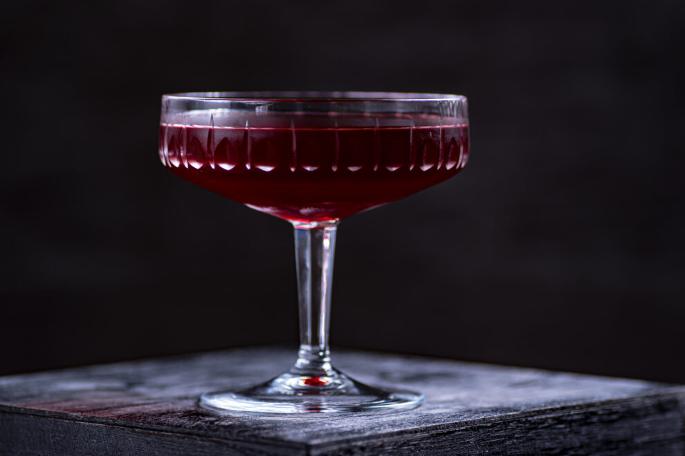 Der Suburban Cocktail nach Albert Stevens Crockett.