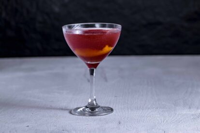 Der Twelve Mile Limit Cocktail in einer Coupette.