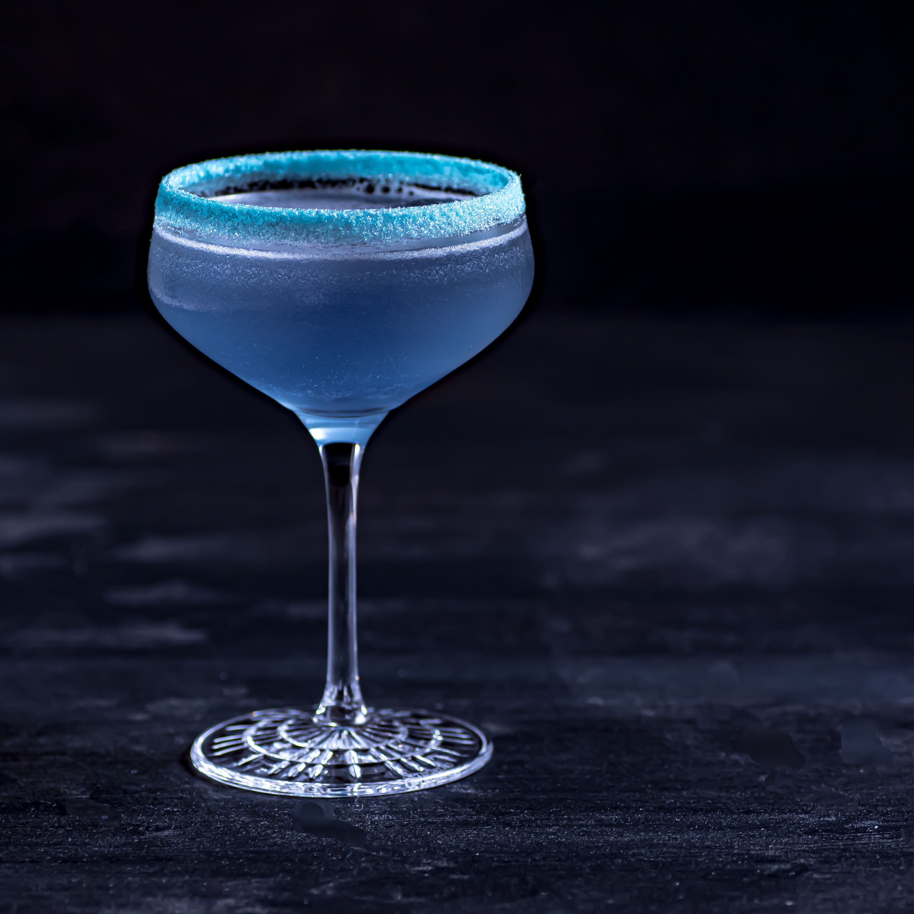 Ein Atomic Breath Cocktail mit Gin, Wermut und Creme de Violette.