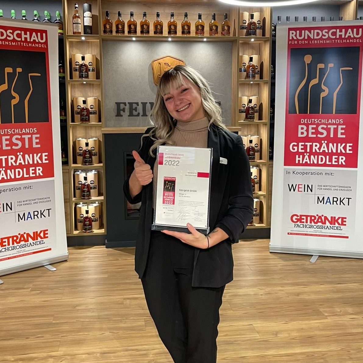 Geschäftsführerin Lisa-Marie Schäfer mit dem Preis für das beste Spirituosen-Fachgeschäft 2022.