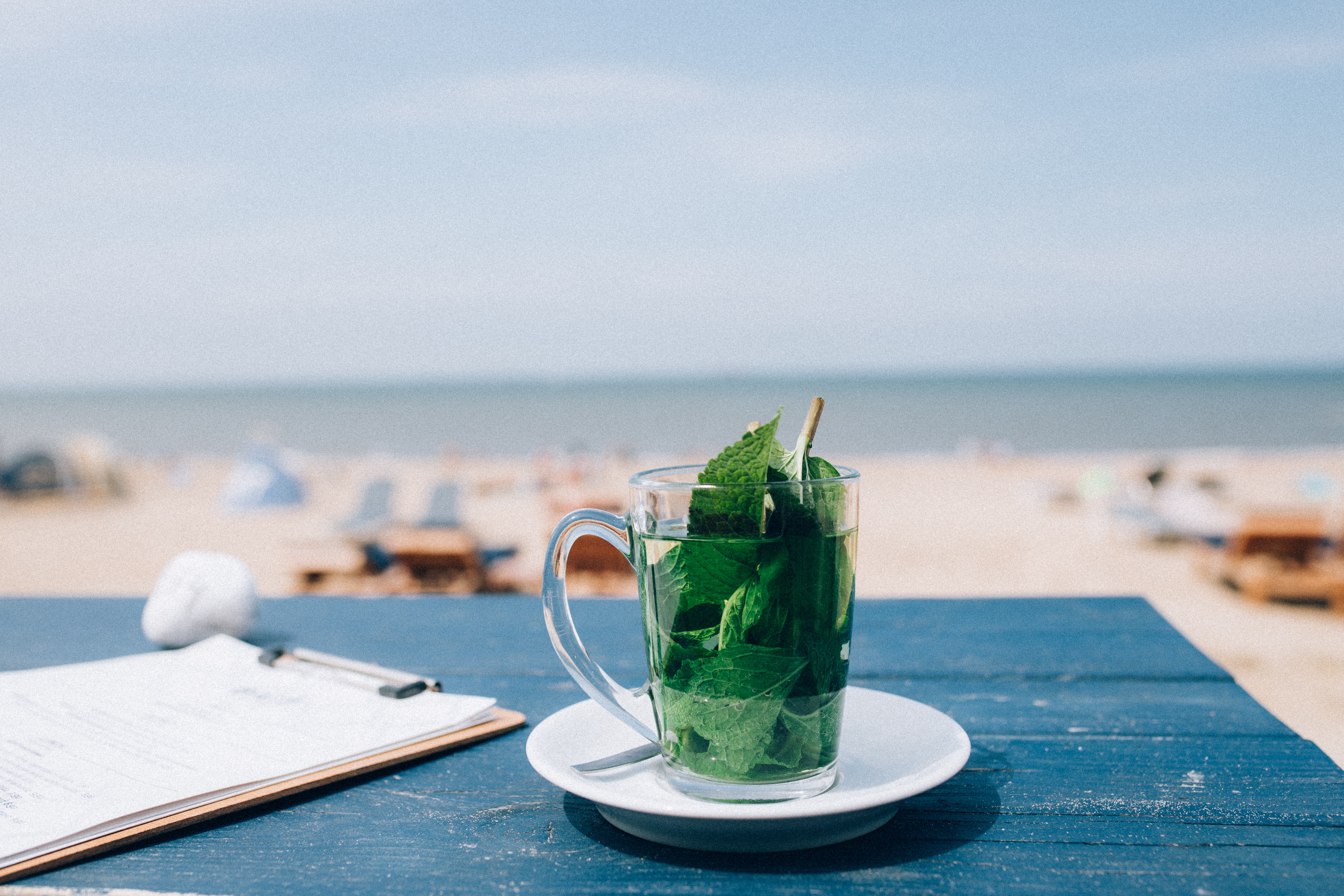 Heißer Kamillentee am Strand? Oder doch lieber ein Mojito aus der Tasse?