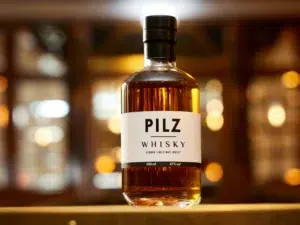 Eine Flasche Whisky mit der Beschriftung "Pilz german Single malt Whisky".