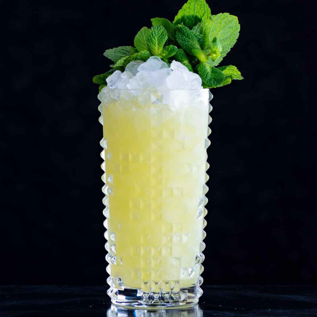 Der Chartreuse Swizzle Cocktail mit Chartreuse, Falernum und Ananassaft.