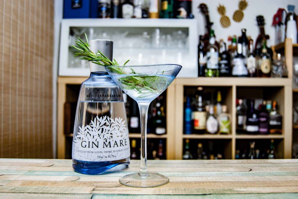 Gin Mare in einem Martini, dekoriert mit Rosmarin.