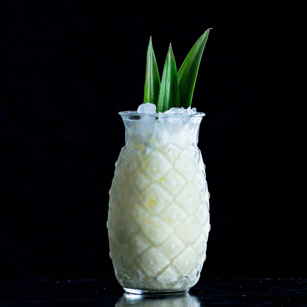 Eine Pina Colada mit Ananas und Cream of Coconut.