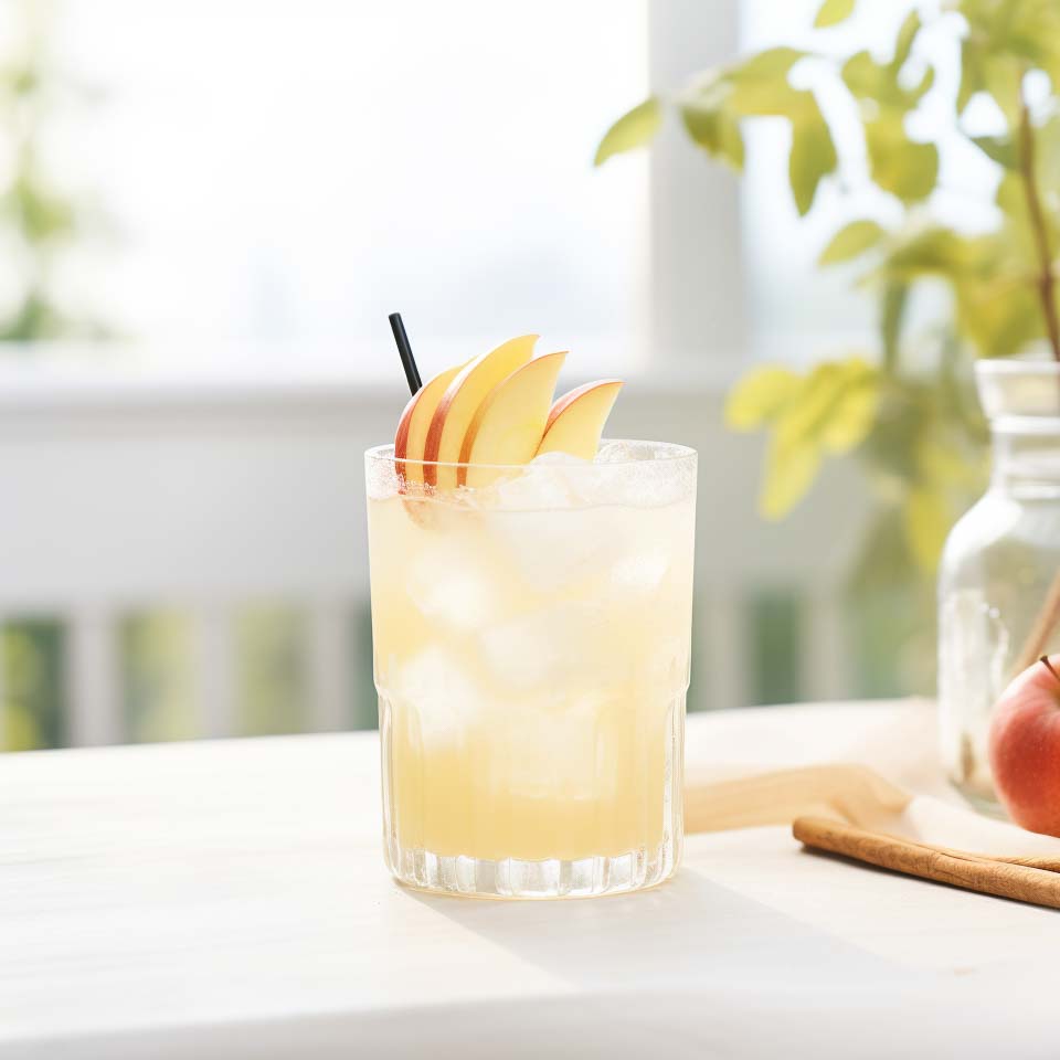 Eine Apple Cider Margarita mit Triple Sec, Zitronensaft, Tequila und naturtrübem Apfelsaft.