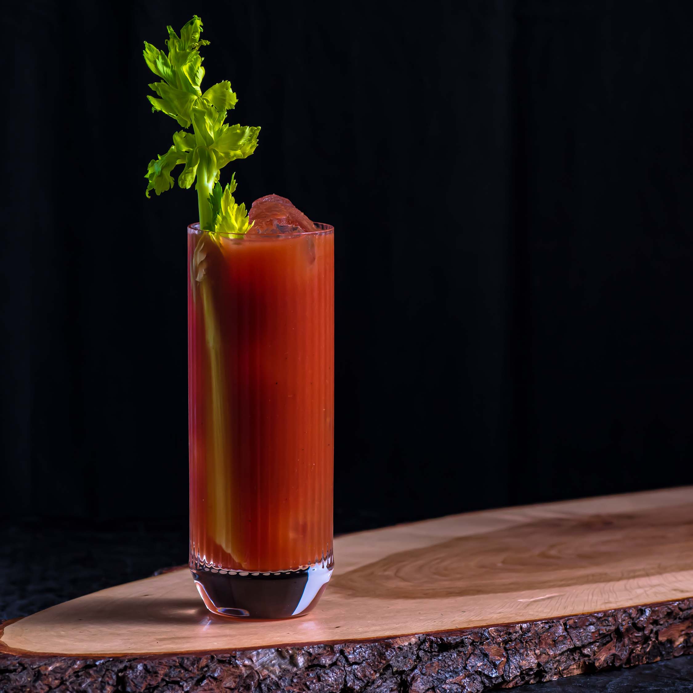 Eine klassische Bloody Mary, garniert mit einer Selleriestange.