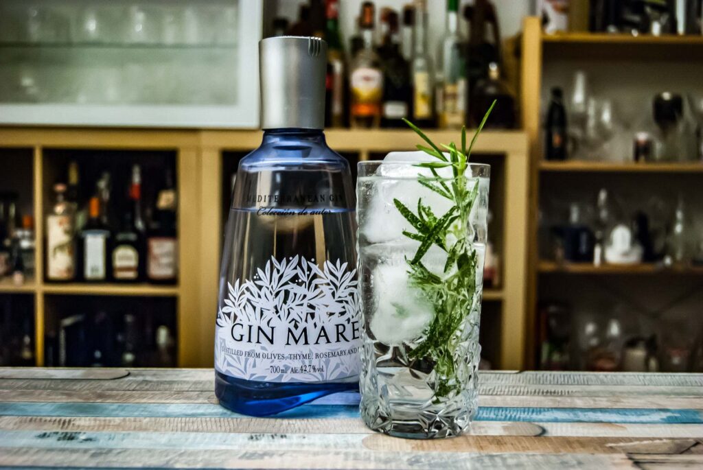 Der Gin Mare im Gin Tonic, garniert mit Rosmarin.