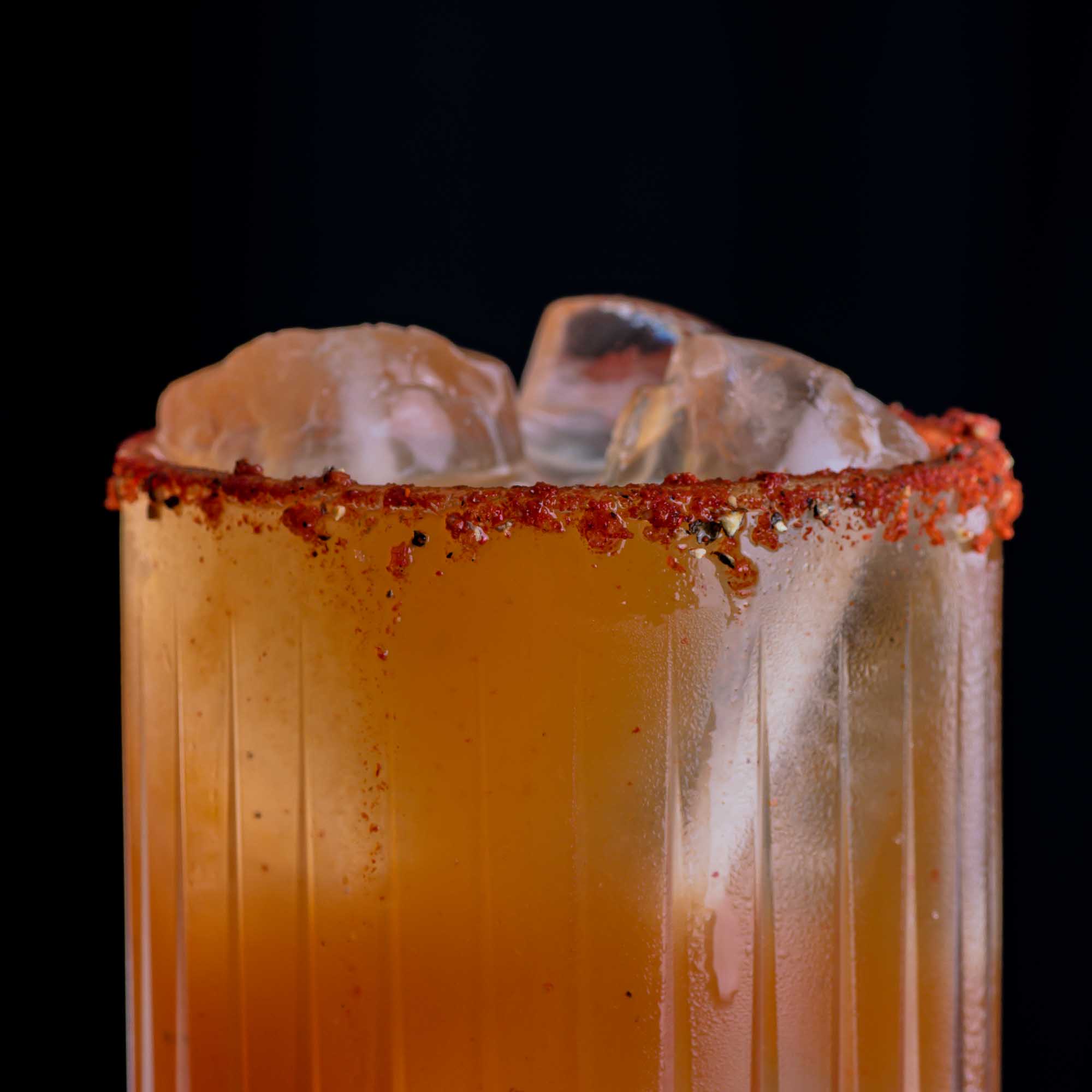 Eine Michelada mit Pfeffer-Chili-Salz-Rim.