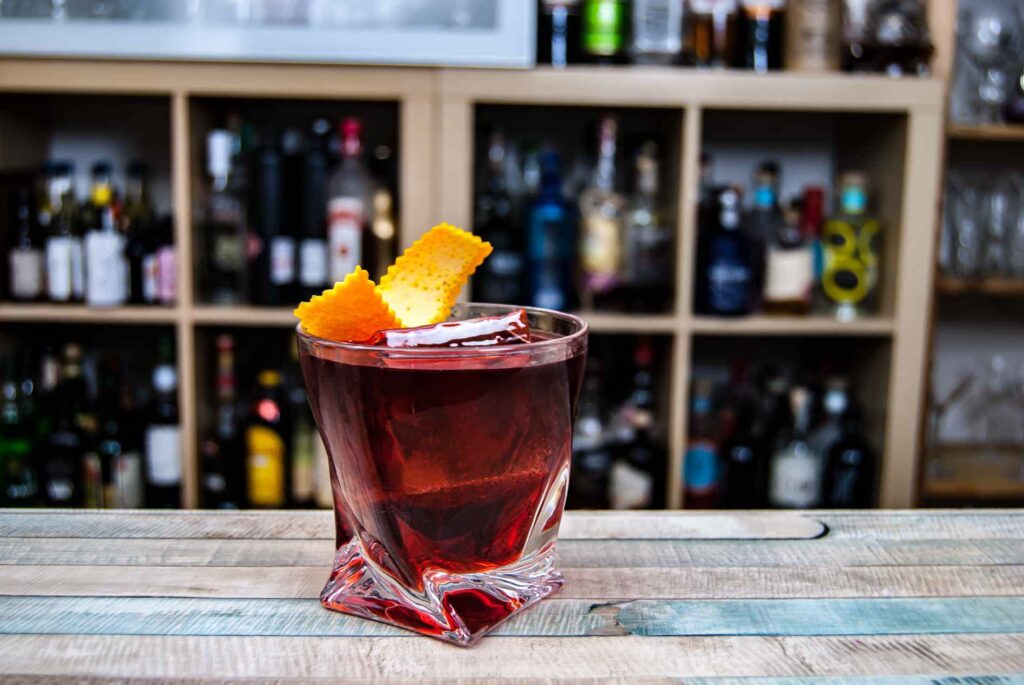 Ein klassischer Negroni Cocktail aus gleichen Teilen Gin, Wermut, Campari.