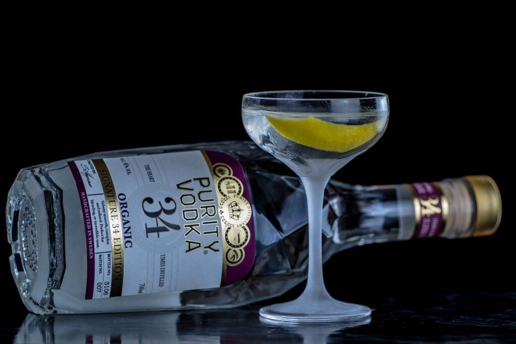 Bei einem Vesper Martini geht es auch um Style - da passt die luxuriös anmutende Flasche mit Diamant-Schliff des Purity 34 perfekt.