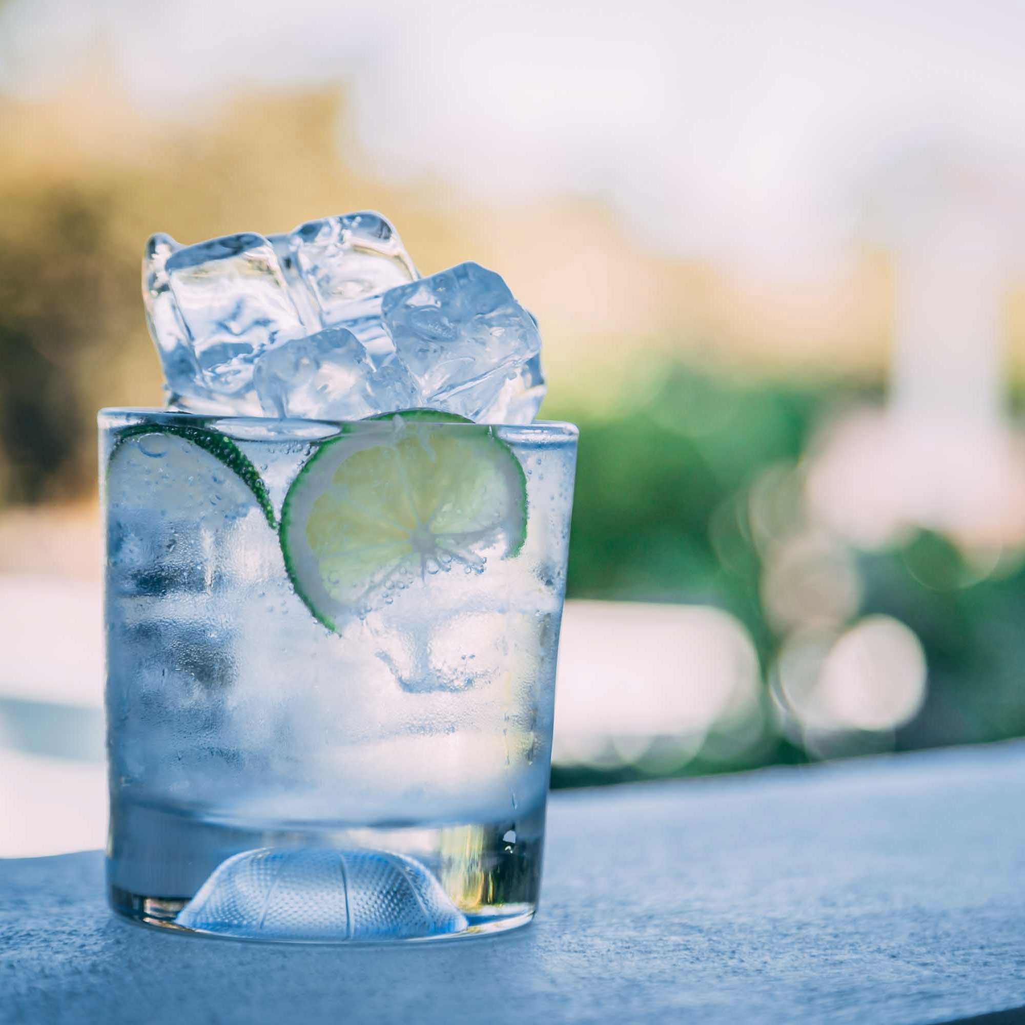 Vor allem optisch lassen sich klassischer Gin Tonic und die alkoholfreie Alternative kaum unterscheiden.