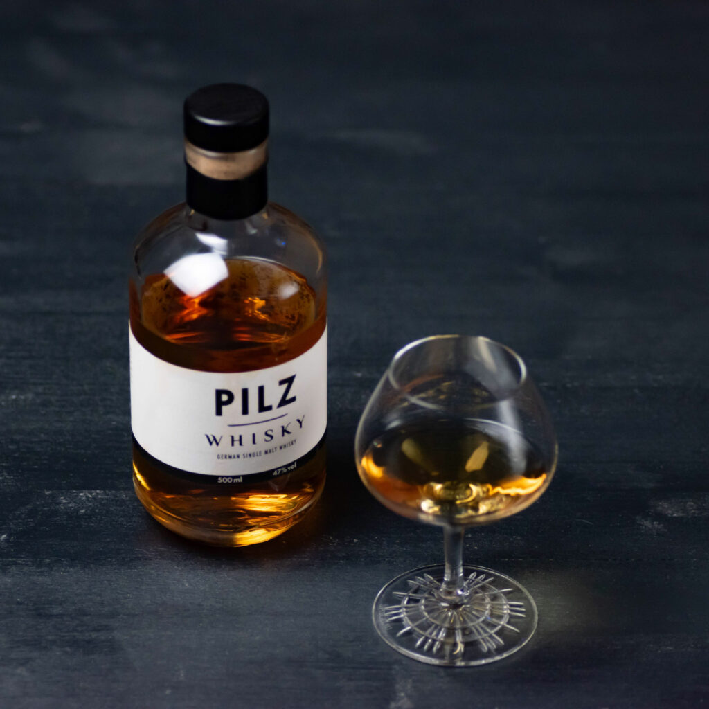 Wir verkosten den Pilz Whisky zunächst pur.