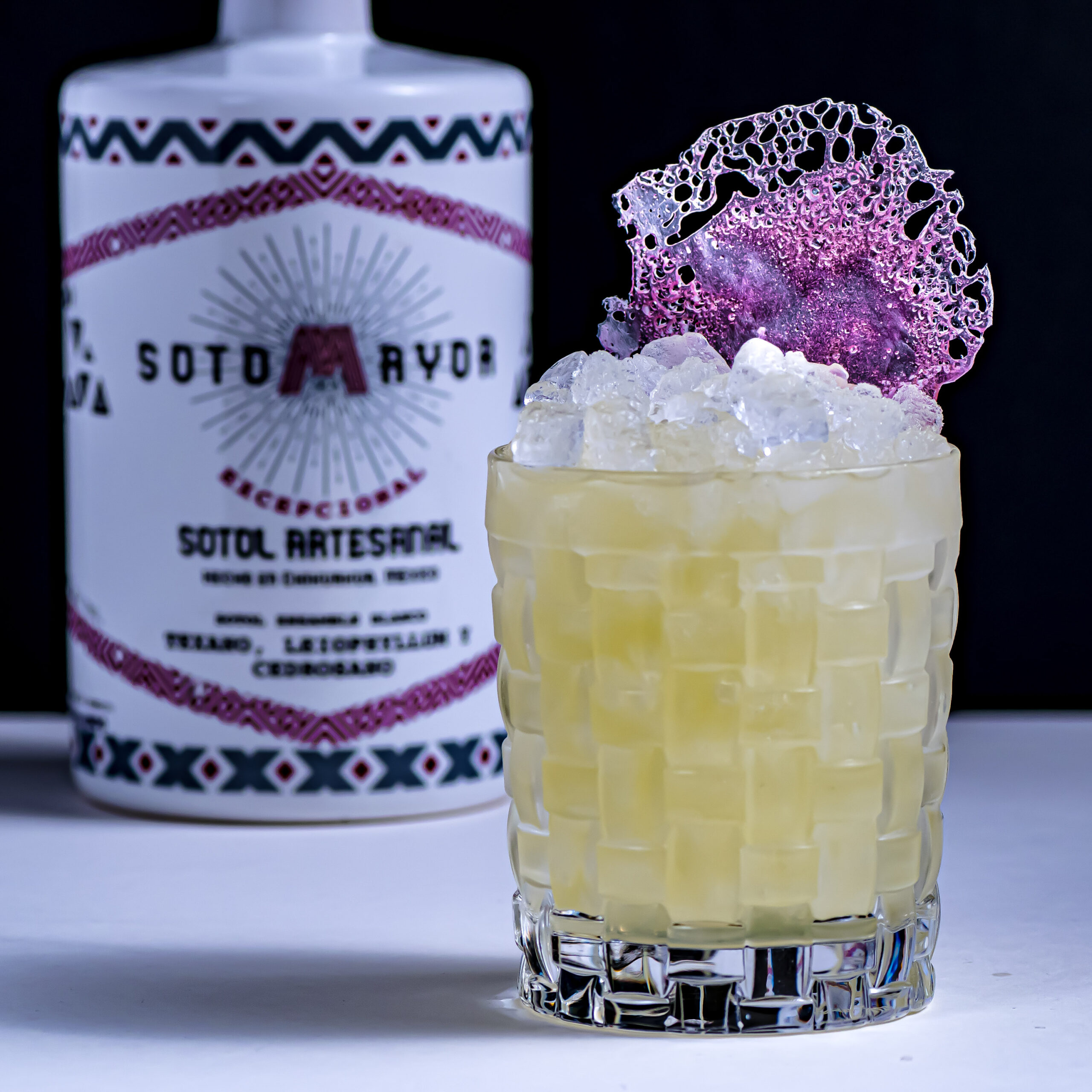 Sotomayor Sotol Ensamble in einem Plano de Pergamino Cocktail.