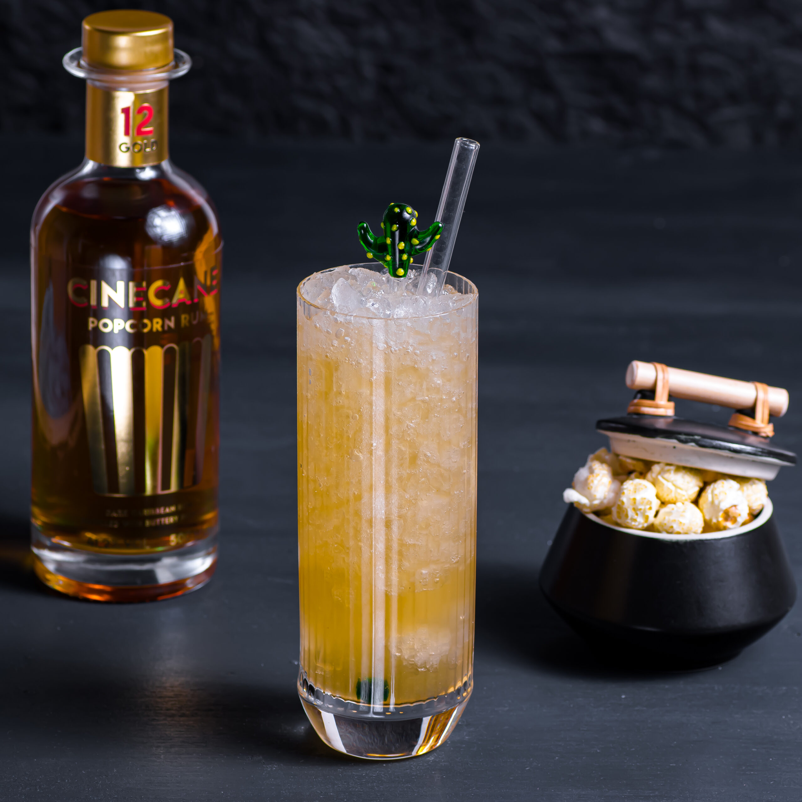 Ein Fusion Fizz mit Chili-Likör, Popcorn-Rum und Celery Bitters.