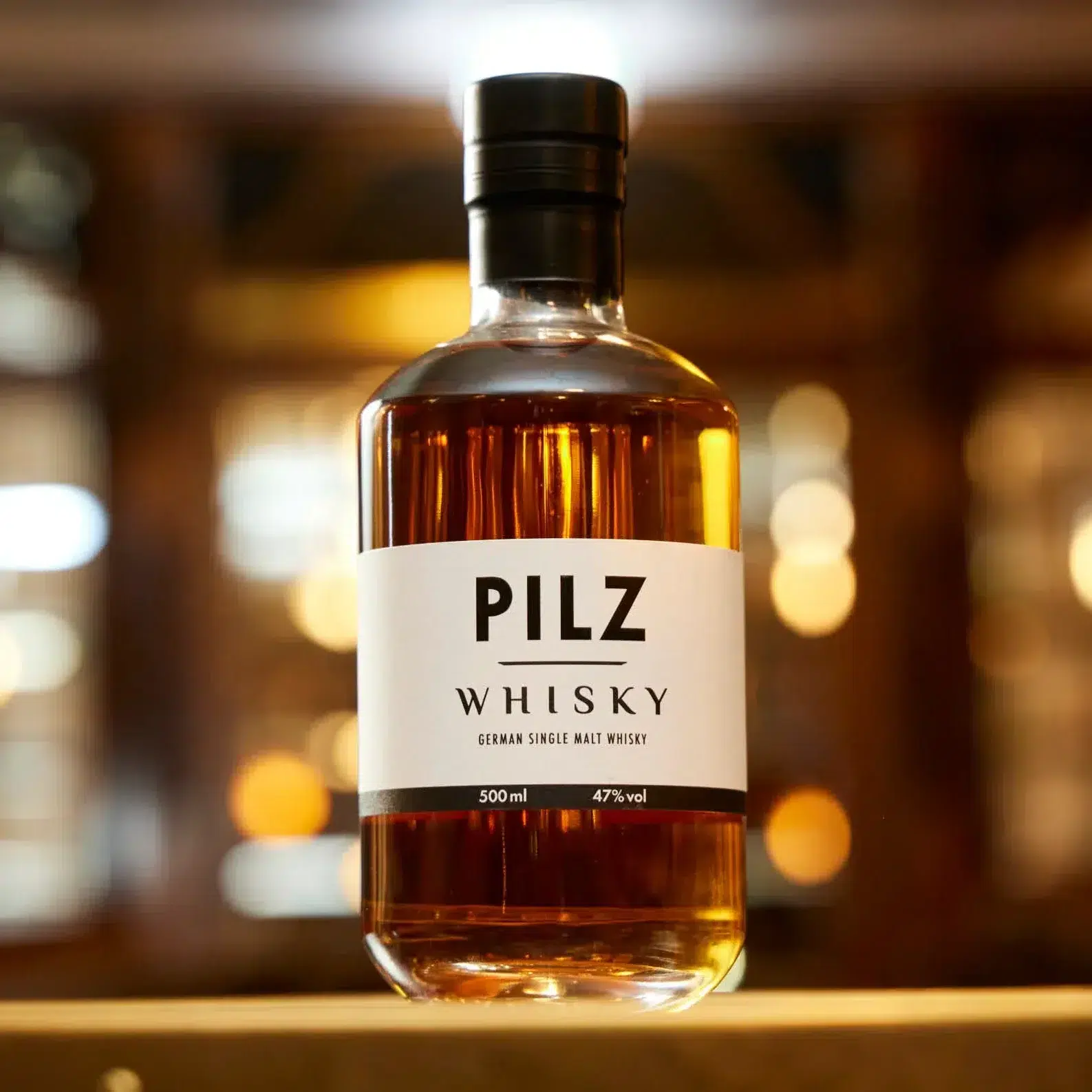 Eine Flasche Whisky mit der Beschriftung "Pilz german Single malt Whisky".