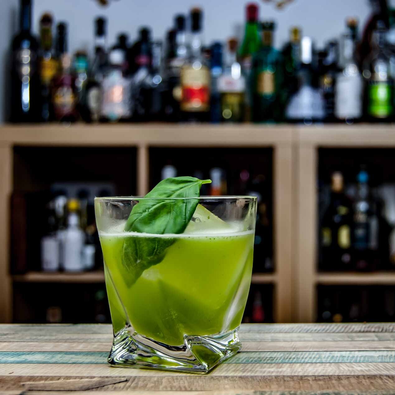 Werner Wermut in einem irre guten Vermouth Basil Smash.