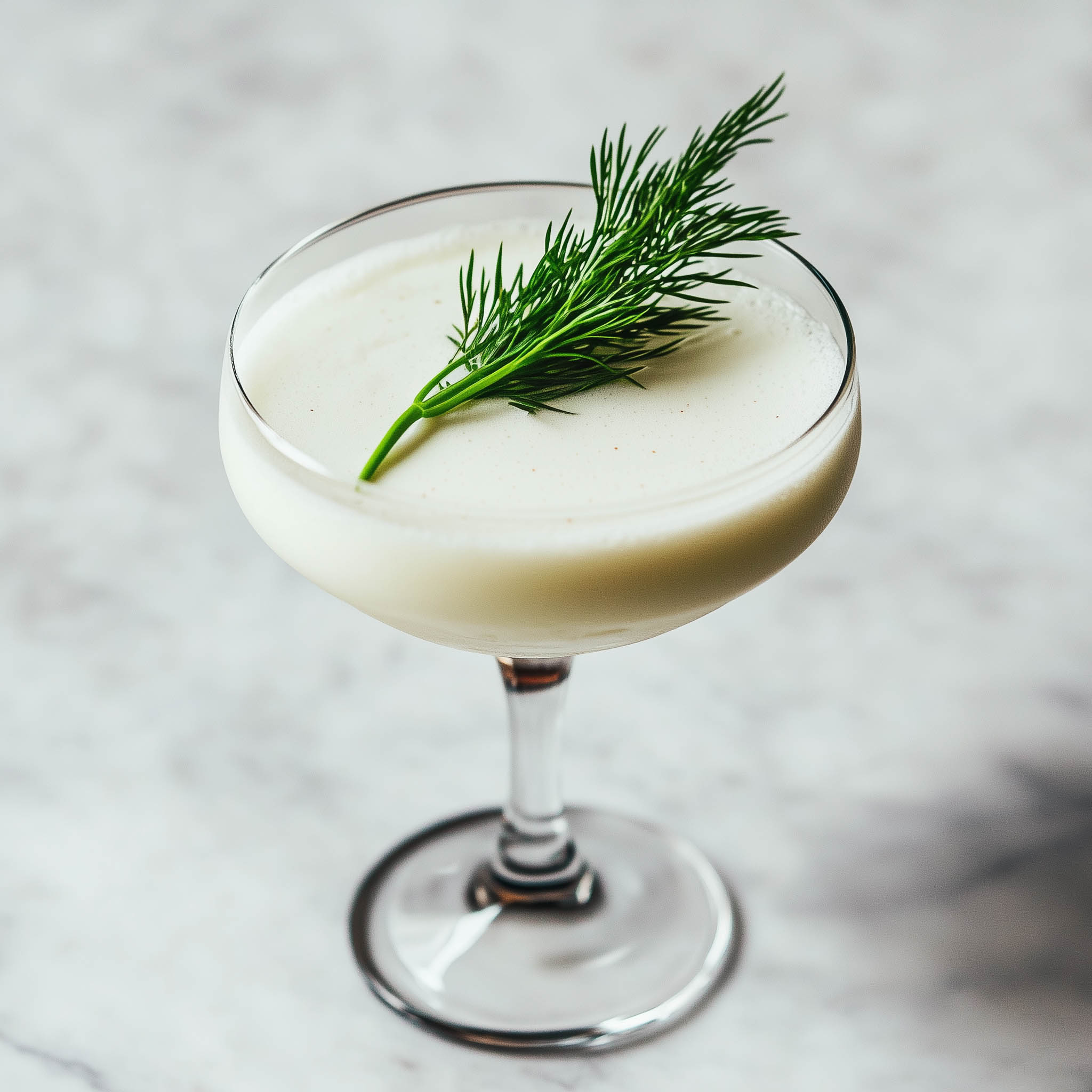 Ein Dillinger Cocktail mit Dill-Akvavit, Sahne und Creme de Cacao.