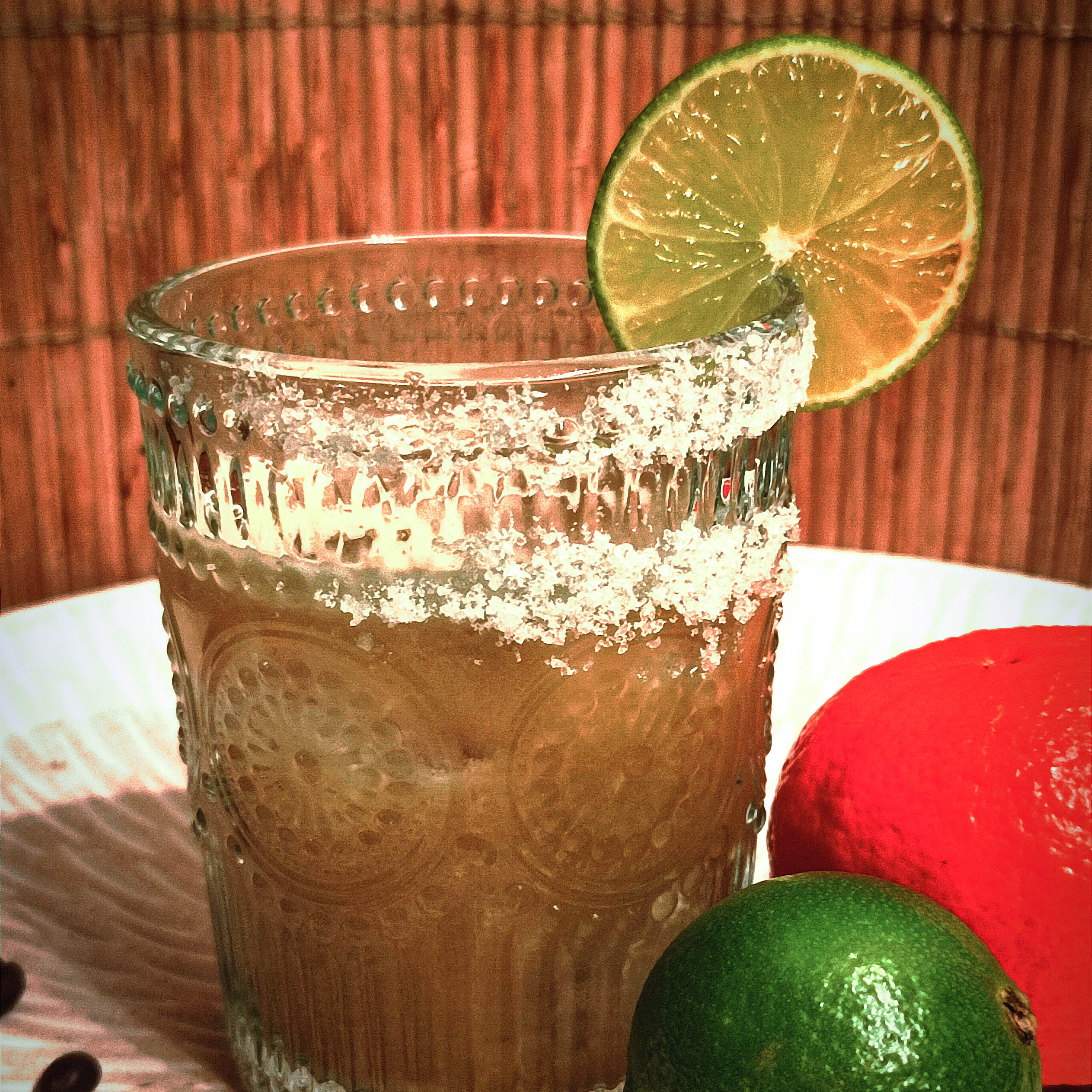 Eine Tropical Coffee Margarita mit Tequila, Kaffeelikör, Limettensaft und Mandarinenmarmelade.